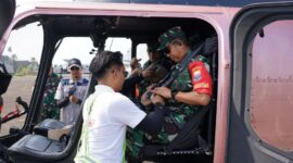 Danrem 042/Gapu Brigjen TNI Nyamin memimpin patroli udara karhutla Jambi.(poto: jamberita.com).