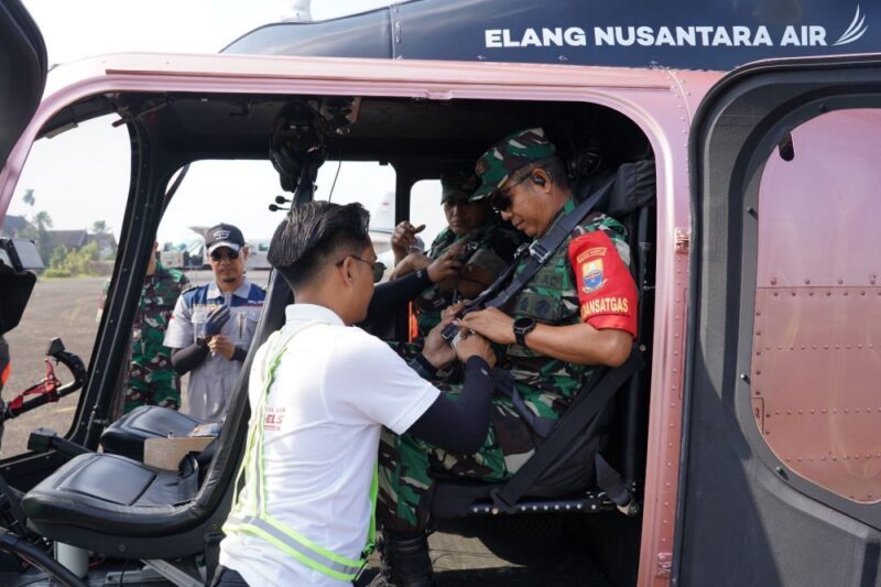 Danrem 042/Gapu Brigjen TNI Nyamin memimpin patroli udara karhutla Jambi.(poto: jamberita.com).