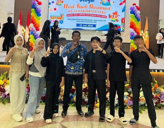 Perwakilan siswa MAN 2 Tebo yang tergabung dalam Forum Anak Daerah (FAD) tampil membawakan drama bertajuk 