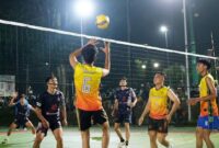 Bupati Batang Hari Mhd. Fadhil Arief menghadiri laga final sekaligus menutup resmi Liga Voli Batang Hari SuPer TANGGUH 2026.(poto: jamberita.com).