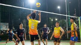 Bupati Batang Hari Mhd. Fadhil Arief menghadiri laga final sekaligus menutup resmi Liga Voli Batang Hari SuPer TANGGUH 2026.(poto: jamberita.com).