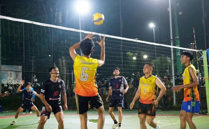 Bupati Batang Hari Mhd. Fadhil Arief menghadiri laga final sekaligus menutup resmi Liga Voli Batang Hari SuPer TANGGUH 2026.(poto: jamberita.com).