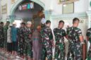 Personel Satgas TMMD Ke-129 Kodim 0416/Bute melaksanakan sholat berjamaah bersama warga di Masjid At-Taqwa, Desa Tanjung Agung, Kecamatan Muko Muko Bathin VII, Kabupaten Bungo, Kamis (30/7/2026).(poto: jambiprima.com).
