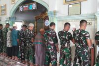 Personel Satgas TMMD Ke-129 Kodim 0416/Bute melaksanakan sholat berjamaah bersama warga di Masjid At-Taqwa, Desa Tanjung Agung, Kecamatan Muko Muko Bathin VII, Kabupaten Bungo, Kamis (30/7/2026).(poto: jambiprima.com).