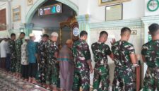 Personel Satgas TMMD Ke-129 Kodim 0416/Bute melaksanakan sholat berjamaah bersama warga di Masjid At-Taqwa, Desa Tanjung Agung, Kecamatan Muko Muko Bathin VII, Kabupaten Bungo, Kamis (30/7/2026).(poto: jambiprima.com).