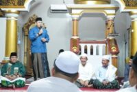 Bupati Merangin M. Syukur menyampaikan sambutan saat kegiatan Subuh Keliling (Subling) di Masjid Al-Muhajirin, Kecamatan Bangko. (poto: jambiprima.com).