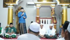 Bupati Merangin M. Syukur menyampaikan sambutan saat kegiatan Subuh Keliling (Subling) di Masjid Al-Muhajirin, Kecamatan Bangko. (poto: jambiprima.com).
