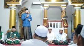 Bupati Merangin M. Syukur menyampaikan sambutan saat kegiatan Subuh Keliling (Subling) di Masjid Al-Muhajirin, Kecamatan Bangko. (poto: jambiprima.com).