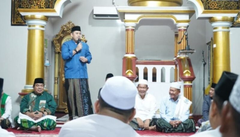 Bupati Merangin M. Syukur menyampaikan sambutan saat kegiatan Subuh Keliling (Subling) di Masjid Al-Muhajirin, Kecamatan Bangko. (poto: jambiprima.com).