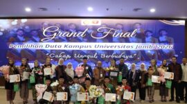 Sebanyak 14 mahasiswa atau tujuh pasang finalis terbaik beradu gagasan dalam Grand Final Duta Kampus UNJA 2026 di Auditorium Gedung UNIFAC, Selasa (21/7/2026).(poto: jamberita.com).