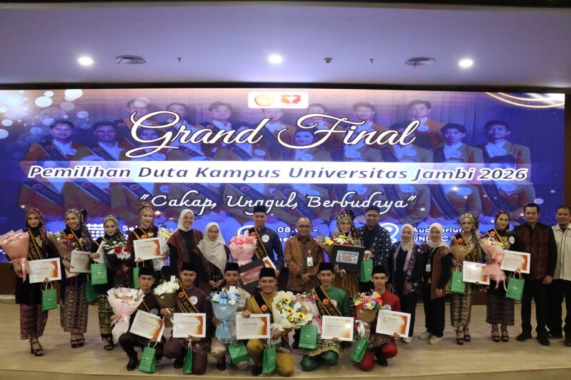 Sebanyak 14 mahasiswa atau tujuh pasang finalis terbaik beradu gagasan dalam Grand Final Duta Kampus UNJA 2026 di Auditorium Gedung UNIFAC, Selasa (21/7/2026).(poto: jamberita.com).