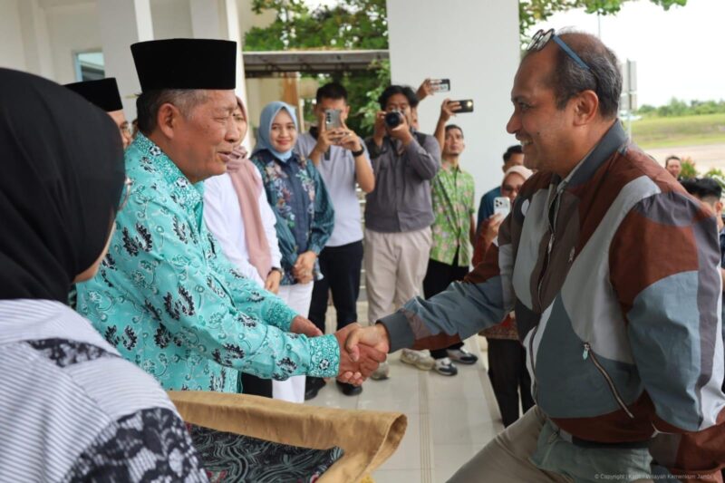 Wakil Gubernur Jambi Abdullah Sani menyambut langsung kedatangan Wamenkum beserta rombongan di Ruang VIP Bandara Sultan Thaha Jambi.(poto: jambilink.id)