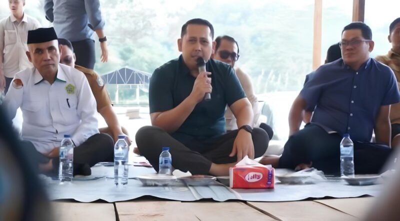 Bupati Merangin M. Syukur memberikan arahan saat memimpin rapat pemantapan akhir persiapan MTQH ke-52 Kabupaten Merangin di Desa Bukit Batu, Kecamatan Sungai Manau, Selasa (14/7/2026).(poto: jambiprima.com).