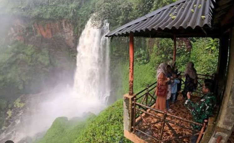 Air terjun telun berasap yang terletak di kabupaten Kerinci, Provinsi Jambi.( poto : istimewa )