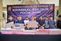 Konferensi pers yang digelar pada Selasa, (14/07/2026) tersebut dipimpin oleh Kabid Humas Polda Jambi Kombes Pol. Erlan Munaji.( poto: jamberita.com).