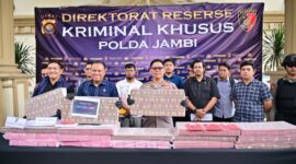 Konferensi pers yang digelar pada Selasa, (14/07/2026) tersebut dipimpin oleh Kabid Humas Polda Jambi Kombes Pol. Erlan Munaji.( poto: jamberita.com).