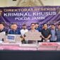 Konferensi pers yang digelar pada Selasa, (14/07/2026) tersebut dipimpin oleh Kabid Humas Polda Jambi Kombes Pol. Erlan Munaji.( poto: jamberita.com).