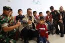 Wali Kota Sungai Penuh Alfin, S.H., menyapa salah seorang anak peserta sunatan massal Minker-JS ke-XIII saat meninjau pelaksanaan bakti sosial di RSUD H. Bakri Kota Sungai Penuh.( poto : jambiprima.com )