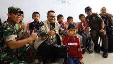 Wali Kota Sungai Penuh Alfin, S.H., menyapa salah seorang anak peserta sunatan massal Minker-JS ke-XIII saat meninjau pelaksanaan bakti sosial di RSUD H. Bakri Kota Sungai Penuh.( poto : jambiprima.com )