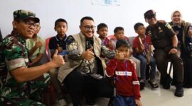 Wali Kota Sungai Penuh Alfin, S.H., menyapa salah seorang anak peserta sunatan massal Minker-JS ke-XIII saat meninjau pelaksanaan bakti sosial di RSUD H. Bakri Kota Sungai Penuh.( poto : jambiprima.com )