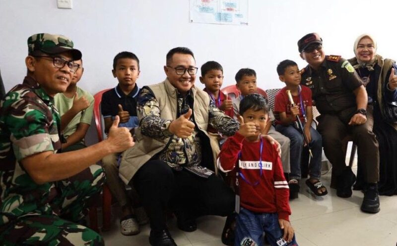Wali Kota Sungai Penuh Alfin, S.H., menyapa salah seorang anak peserta sunatan massal Minker-JS ke-XIII saat meninjau pelaksanaan bakti sosial di RSUD H. Bakri Kota Sungai Penuh.( poto : jambiprima.com )