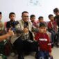 Wali Kota Sungai Penuh Alfin, S.H., menyapa salah seorang anak peserta sunatan massal Minker-JS ke-XIII saat meninjau pelaksanaan bakti sosial di RSUD H. Bakri Kota Sungai Penuh.( poto : jambiprima.com )