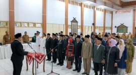 Wakil Bupati Bungo, Ustadz H. Tri Wahyu Hidayat, memimpin prosesi pelantikan dan pengambilan sumpah/janji jabatan terhadap sejumlah pejabat di lingkungan Pemerintah Kabupaten Bungo, Senin (6/7/2026).( poto : jambiprima.com )