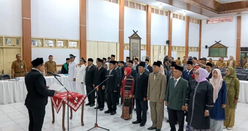 Wakil Bupati Bungo, Ustadz H. Tri Wahyu Hidayat, memimpin prosesi pelantikan dan pengambilan sumpah/janji jabatan terhadap sejumlah pejabat di lingkungan Pemerintah Kabupaten Bungo, Senin (6/7/2026).( poto : jambiprima.com )