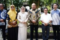 Bupati Tebo Agus Rubiyanto berfoto bersama usai menghadiri Pelantikan DPP PABPDSI yang dirangkaikan dengan Retret Nasional Badan Permusyawaratan Desa (BPD) di Alun-Alun Pasanggrahan Pajajaran, Purwakarta.(poto: jambiprima.com).