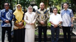 Bupati Tebo Agus Rubiyanto berfoto bersama usai menghadiri Pelantikan DPP PABPDSI yang dirangkaikan dengan Retret Nasional Badan Permusyawaratan Desa (BPD) di Alun-Alun Pasanggrahan Pajajaran, Purwakarta.(poto: jambiprima.com).