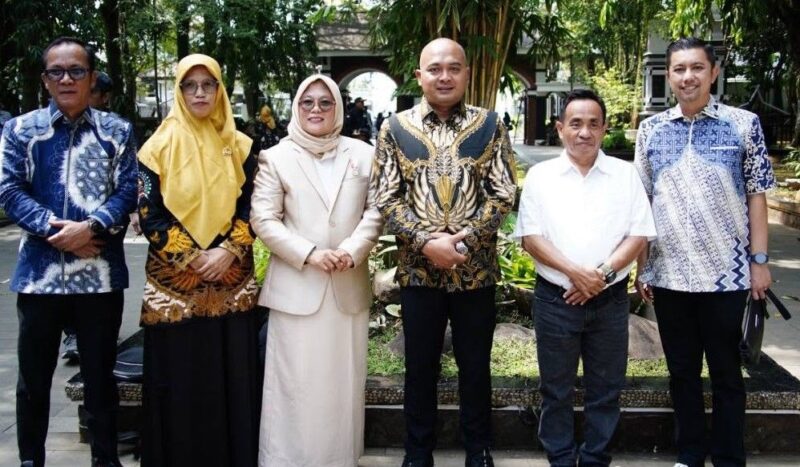 Bupati Tebo Agus Rubiyanto berfoto bersama usai menghadiri Pelantikan DPP PABPDSI yang dirangkaikan dengan Retret Nasional Badan Permusyawaratan Desa (BPD) di Alun-Alun Pasanggrahan Pajajaran, Purwakarta.(poto: jambiprima.com).