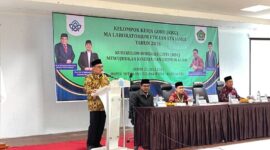 Rektor UIN STS Jambi, Prof. Dr. H. Kasful Anwar Us, M.Pd., menyampaikan materi sekaligus membuka kegiatan KKG MA Laboratorium bertema Kurikulum Berbasis Cinta (KBC) di Hotel Sutha Inn, Telanaipura, Sabtu (25/7/2026). (poto: jambiprima.com).