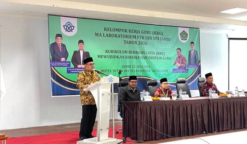 Rektor UIN STS Jambi, Prof. Dr. H. Kasful Anwar Us, M.Pd., menyampaikan materi sekaligus membuka kegiatan KKG MA Laboratorium bertema Kurikulum Berbasis Cinta (KBC) di Hotel Sutha Inn, Telanaipura, Sabtu (25/7/2026). (poto: jambiprima.com).