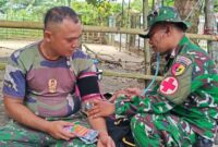 im Kesehatan Polkes 02.10.11 Bungo Tebo memeriksa kondisi kesehatan personel Satgas TMMD Ke-129 Kodim 0416/Bungo Tebo di Desa Tanjung Agung, Minggu (19/7/2026). (poto: jambiprima.com)