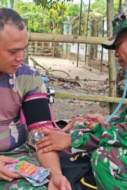 Tim Kesehatan Polkes Bungo Tebo Rutin Periksa Fisik Satgas TMMD Ke-129