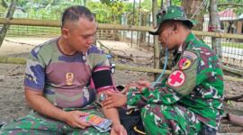 im Kesehatan Polkes 02.10.11 Bungo Tebo memeriksa kondisi kesehatan personel Satgas TMMD Ke-129 Kodim 0416/Bungo Tebo di Desa Tanjung Agung, Minggu (19/7/2026). (poto: jambiprima.com)