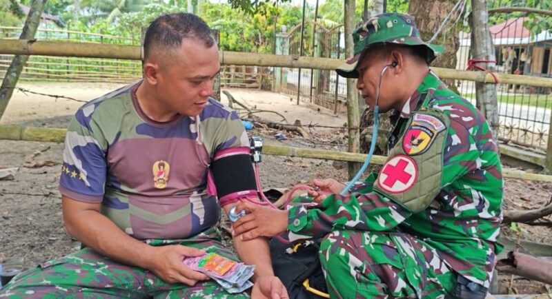 im Kesehatan Polkes 02.10.11 Bungo Tebo memeriksa kondisi kesehatan personel Satgas TMMD Ke-129 Kodim 0416/Bungo Tebo di Desa Tanjung Agung, Minggu (19/7/2026). (poto: jambiprima.com)