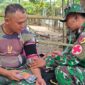 im Kesehatan Polkes 02.10.11 Bungo Tebo memeriksa kondisi kesehatan personel Satgas TMMD Ke-129 Kodim 0416/Bungo Tebo di Desa Tanjung Agung, Minggu (19/7/2026). (poto: jambiprima.com)