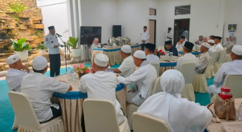 Wakil Wali Kota Sungai Penuh Azhar Hamzah memimpin penyambutan di Rumah Dinas Wali Kota Sungai Penuh, Rabu (1/7/2026).( poto : Diskominfosta Sungai Penuh )