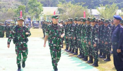 Pangdam XX TIB memimpin penutupan Karya Bakti Skala Besar Kodim Sarko di Sarolangun dengan menyerahkan bantuan sosial dan meninjau infrastruktur.