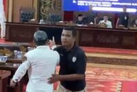 Ketua Tim Independen untuk Demokrasi dan Anti Korupsi (TINDAK), Wiranto Manalu, nekat menerobos ke depan ruang sidang tepat saat rapat hendak ditutup.(poto: jamberita.com).