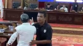  Ketua Tim Independen untuk Demokrasi dan Anti Korupsi (TINDAK), Wiranto Manalu, nekat menerobos ke depan ruang sidang tepat saat rapat hendak ditutup.(poto: jamberita.com).