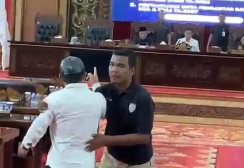  Ketua Tim Independen untuk Demokrasi dan Anti Korupsi (TINDAK), Wiranto Manalu, nekat menerobos ke depan ruang sidang tepat saat rapat hendak ditutup.(poto: jamberita.com).