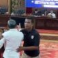  Ketua Tim Independen untuk Demokrasi dan Anti Korupsi (TINDAK), Wiranto Manalu, nekat menerobos ke depan ruang sidang tepat saat rapat hendak ditutup.(poto: jamberita.com).