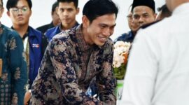 Bupati Batang Hari, Mhd. Fadhil Arief, menyerahkan pengurangan masa pidana atau remisi Hari Anak Nasional.(poto: jamberita.com).