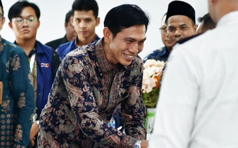 Bupati Batang Hari, Mhd. Fadhil Arief, menyerahkan pengurangan masa pidana atau remisi Hari Anak Nasional.(poto: jamberita.com).