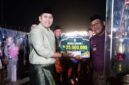 Bupati Merangin M. Syukur menyerahkan piala dan hadiah kepada Kafilah Kecamatan Sungai Manau yang keluar sebagai Juara Umum MTQH ke-52 Tingkat Kabupaten Merangin Tahun 2026.(poto: jambiprima.com).