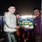 Bupati Merangin M. Syukur menyerahkan piala dan hadiah kepada Kafilah Kecamatan Sungai Manau yang keluar sebagai Juara Umum MTQH ke-52 Tingkat Kabupaten Merangin Tahun 2026.(poto: jambiprima.com).
