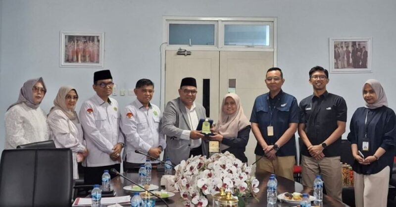 Rektor UIN STS Jambi bersama jajaran PT Taspen Cabang Jambi, Mandiri Taspen, dan Taspen Life usai pertemuan membahas penguatan sinergi dan layanan bagi ASN.(poto: jambiprima.com).