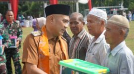 Bupati Bungo menyerahkan paket sembako kepada warga kurang mampu usai pembukaan TMMD Ke-129 di Desa Tanjung Agung. (poto: jambiprima.com).